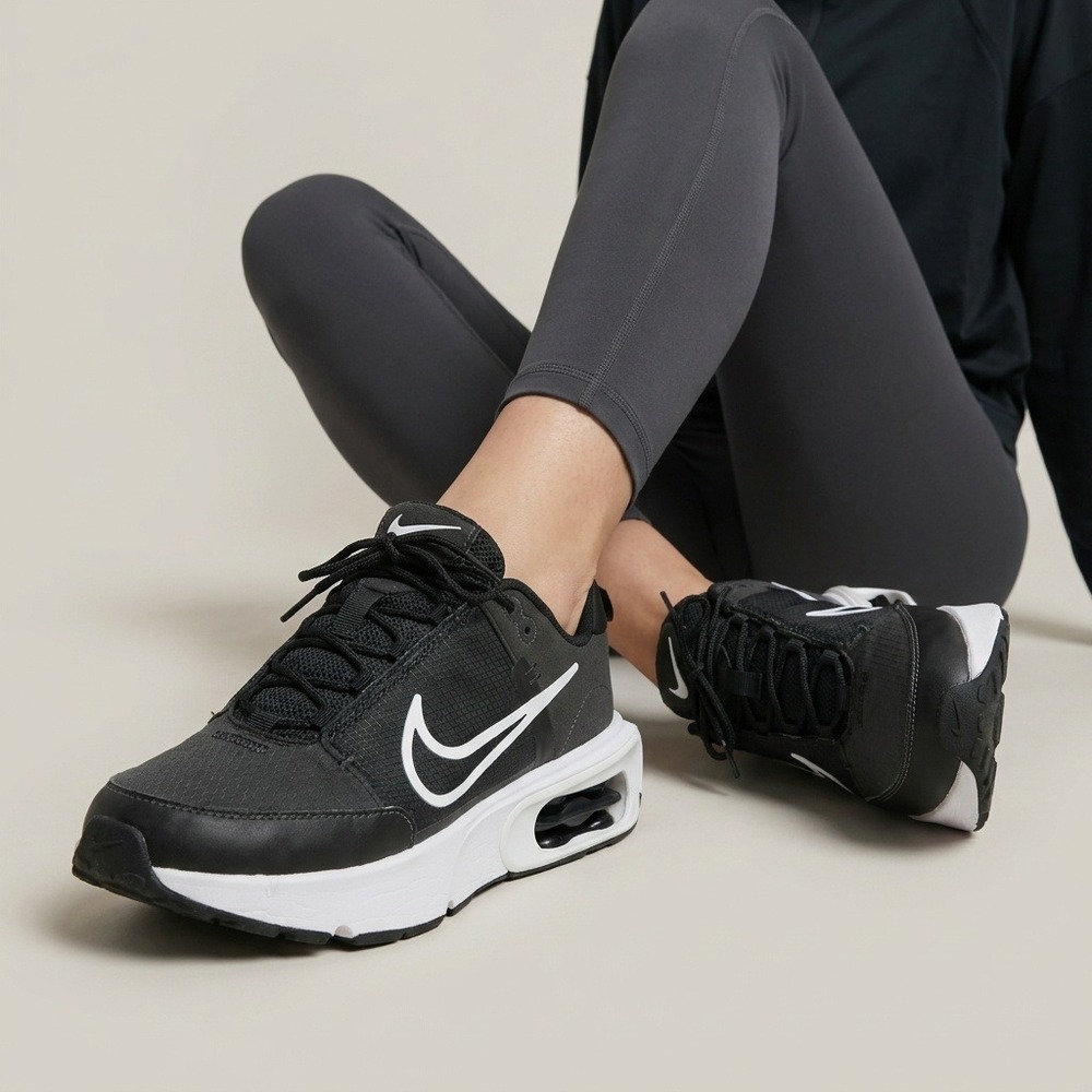 Nike Air Max INTRLK Lite Womens Sneakers Black‎ White DQ2904-001 Size 10.5